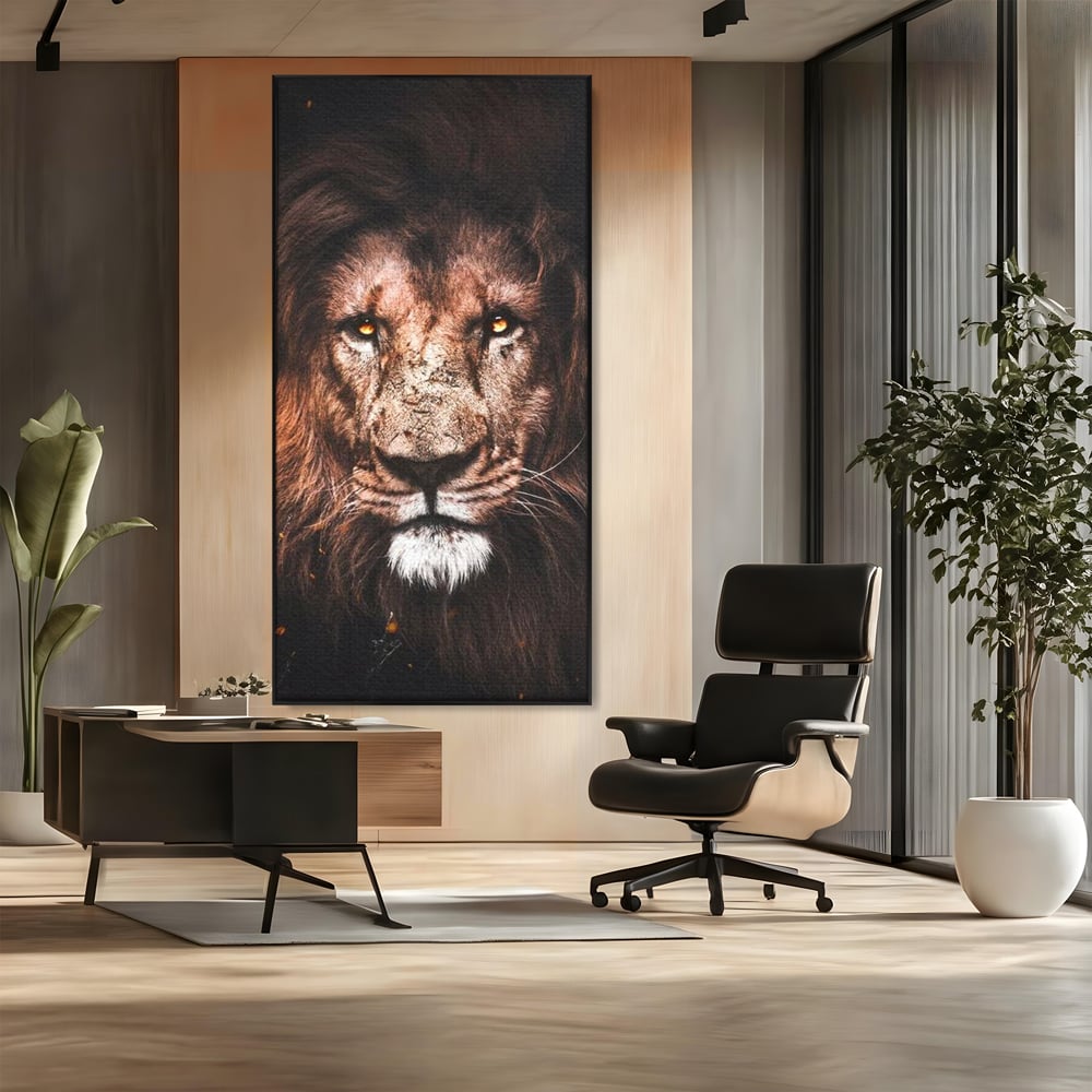 Tablou canvas cu tablou canvas cu leu, in rama de aluminiu negru, pe perete intr-un birou